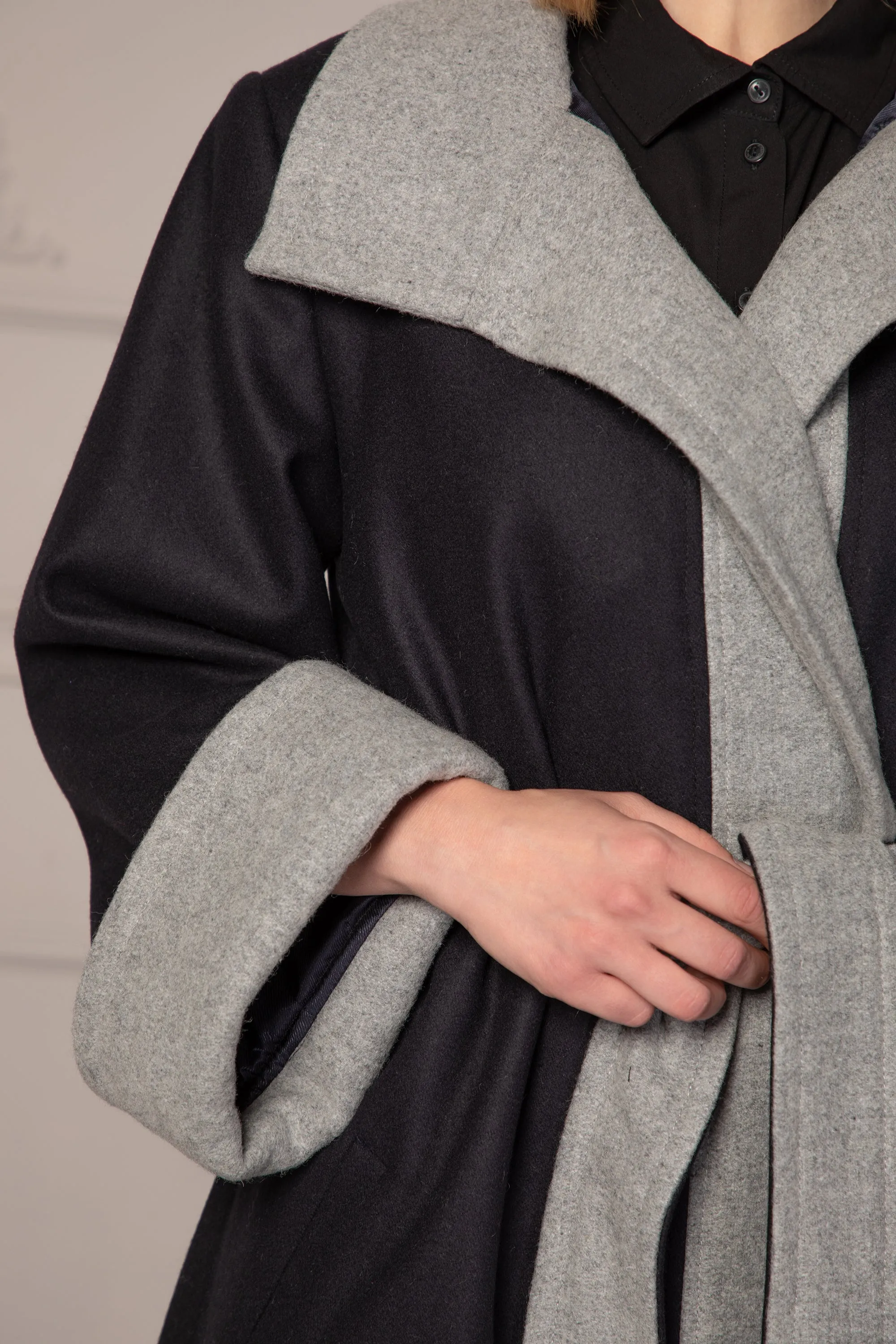 TWO-COLORED LOOSE COAT